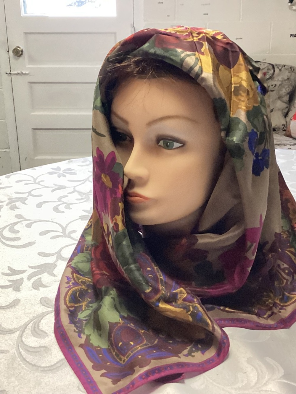 LIZ CLAIBORNE SILK SCARF VINTAGE. FABULOUS COLORS